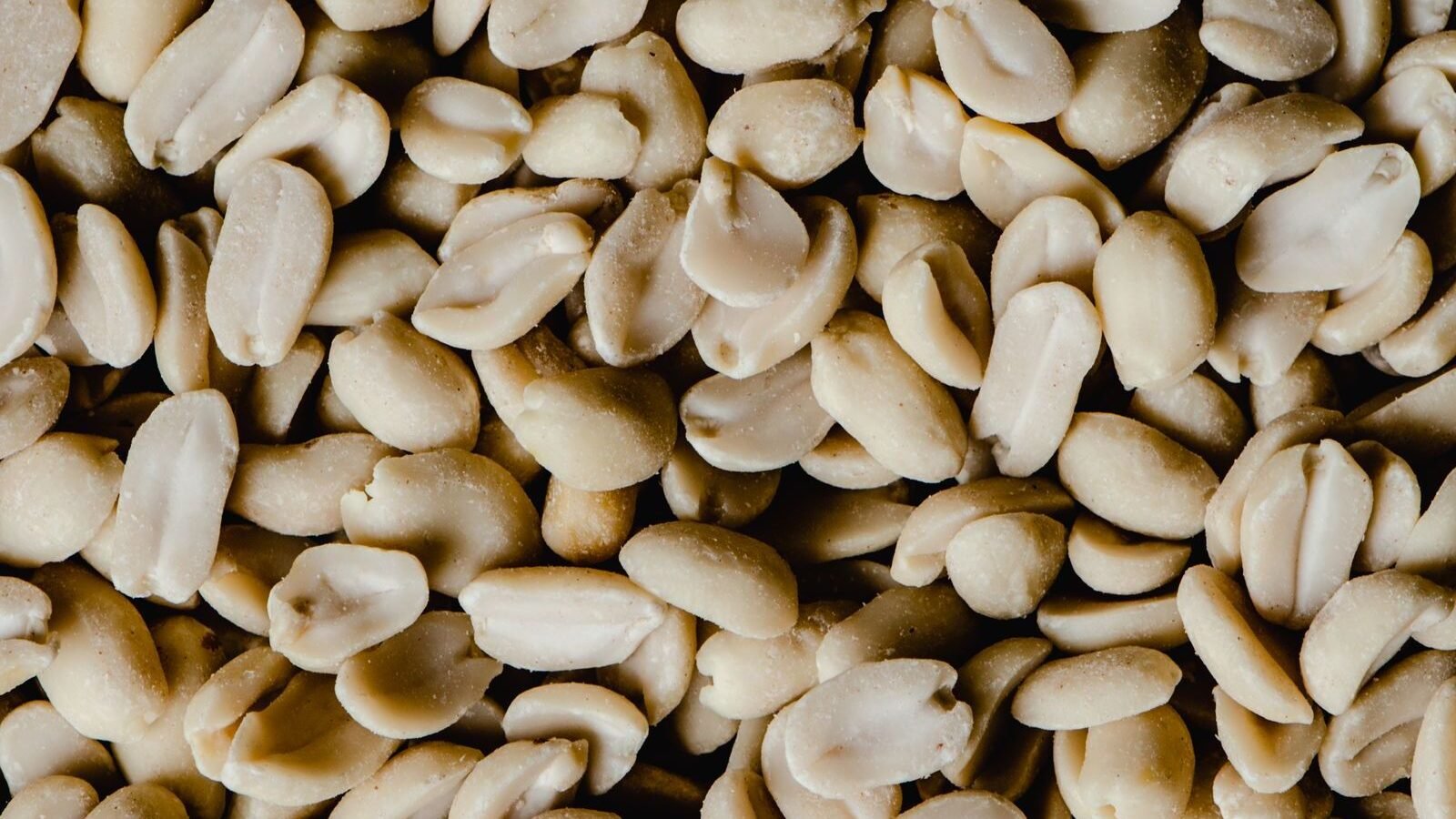 Blanched peanuts